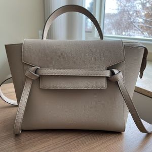 MICRO BELT BAG IN GRAINED CALFSKIN
LIGHT TAUPE RETAIL 3️⃣6️⃣5️⃣0️⃣